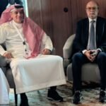 في باكورة برامجه وأنشطته لهذا العام بالتزامن مع “خليجي 27”الاتحاد العربي للصحافة الرياضية ينظم برنامجه التدريبي الأول للشباب في جدة…………………يطلق الاتحاد العربي للصحافة الرياضية باكورة برامجه وأنشطته المتنوعة لهذا العام، بإقامة البرنامج التدريبي الأول للصحفيين “الشباب والشابات”، والذي يعنى بـ “صناعة المحتوى الرقمي”، وذلك خلال الفترة من 26 – 28 من (أيلول) سبتمبر الحالي في محافظة جدة بالمملكة العربية السعودية.ويأتي ذلك بشراكة بين الاتحاد العربي للصحافة والرياضية والاتحاد السعودي للإعلام الرياضي بالتعاون مع الاتحاد الدولي للصحافة الرياضية، تزامناُ مع منافسات بطولة كأس الخليج العربي لكرة القدم (خليجي 27)، حيث يشارك في البرنامج نخبة من الاعلاميين الرياضيين الشباب الذين تمت تسميتهم من قبل الاتحادات والروابط والجمعيات واللجان الإعلامية ممن تشارك منتخباتهم في بطولة كأس الخليج، وهو البرنامج الأول من سلسلة البرامج التي سيقيمها الاتحاد العربي للصحافة الرياضية خلال الفترة المقبلة وصولاُ إلى استهداف أكثر من 500 إعلامي وإعلامية من كافة الدول العربية.وعبر سعادة الدكتور تركي العواد رئيس الاتحاد العربي للصحافة الرياضية، عن سعادته البالغة بأن “يتزامن إقامة البرنامج التدريبي الأول للصحفيين الشباب مع انطلاق واحدة من أعرق بطولات كرة القدم في المنطقة، وهي بطولة كأس الخليج العربي، ما يتيح الفرصة لأكبر عدد من الإعلاميين المرافقين لمنتخبات بلدانهم المشاركة في البرنامج”، مشيراً إلى أن “البرنامج سيشهد حضور ومتابعة عدد من كبار الإعلاميين الرياضيين في الوطن العربي والعالم، وفي مقدمتهم رئيس الاتحاد الدولي للصحافة الرياضية السيد جياني ميرلو”.وأوضح العواد بأنه “سيتاح لمن يرغب من الصحفيين من غير المرشحين، المشاركة في البرنامج من خلال البث المرئي (زووم)، الذي سيتاح للجميع في أوقات أعمال البرنامج التدريبي، حيث سيحصل كافة المشاركين على شهادات رسمية معتمدة من قبل الاتحاد العربي والاتحاد السعودي والاتحاد الدولي”.